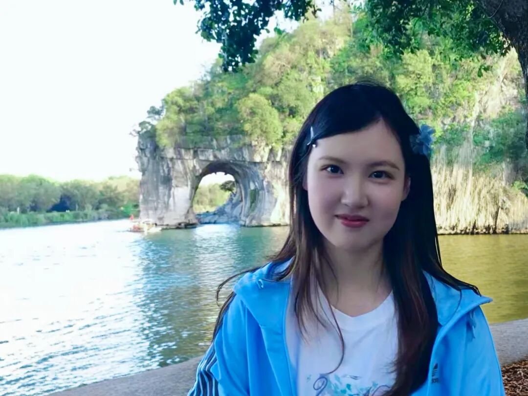 学员陈济帆生活照，于桂林象鼻山旁