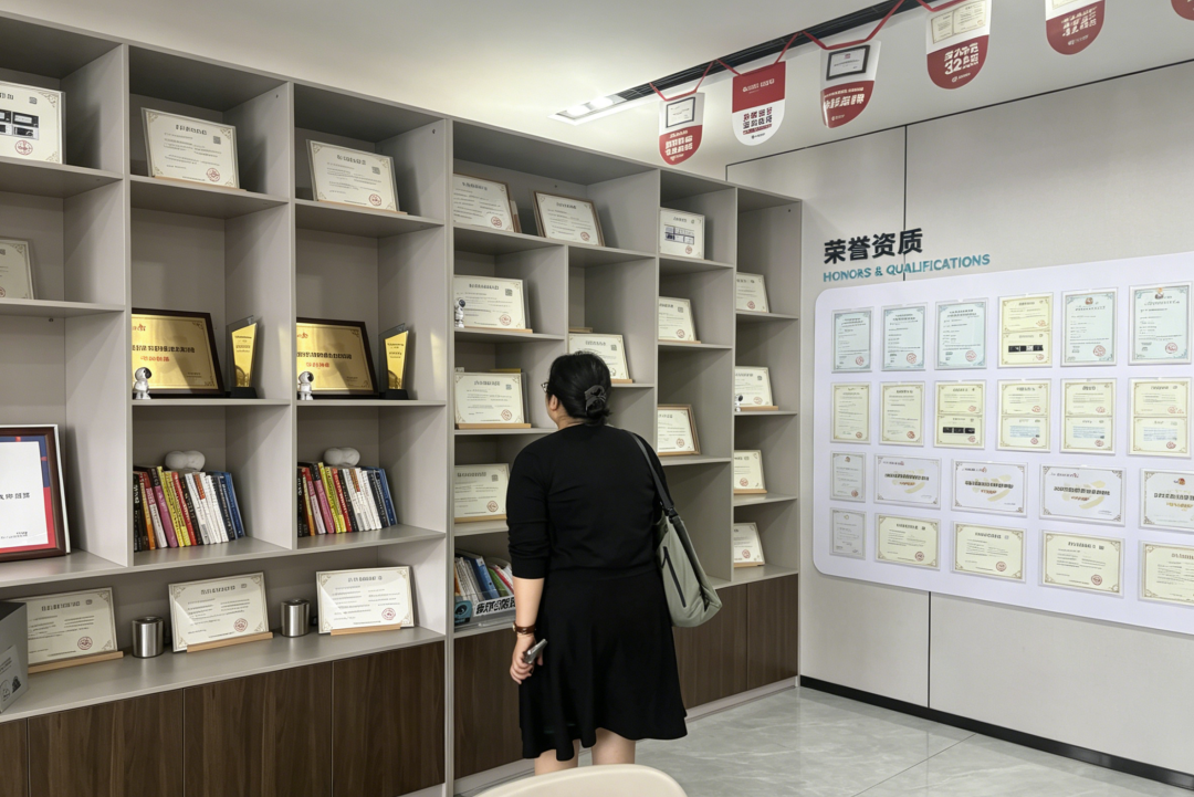多次元教育办公区荣誉资质墙,展示各类证书与知识产权
