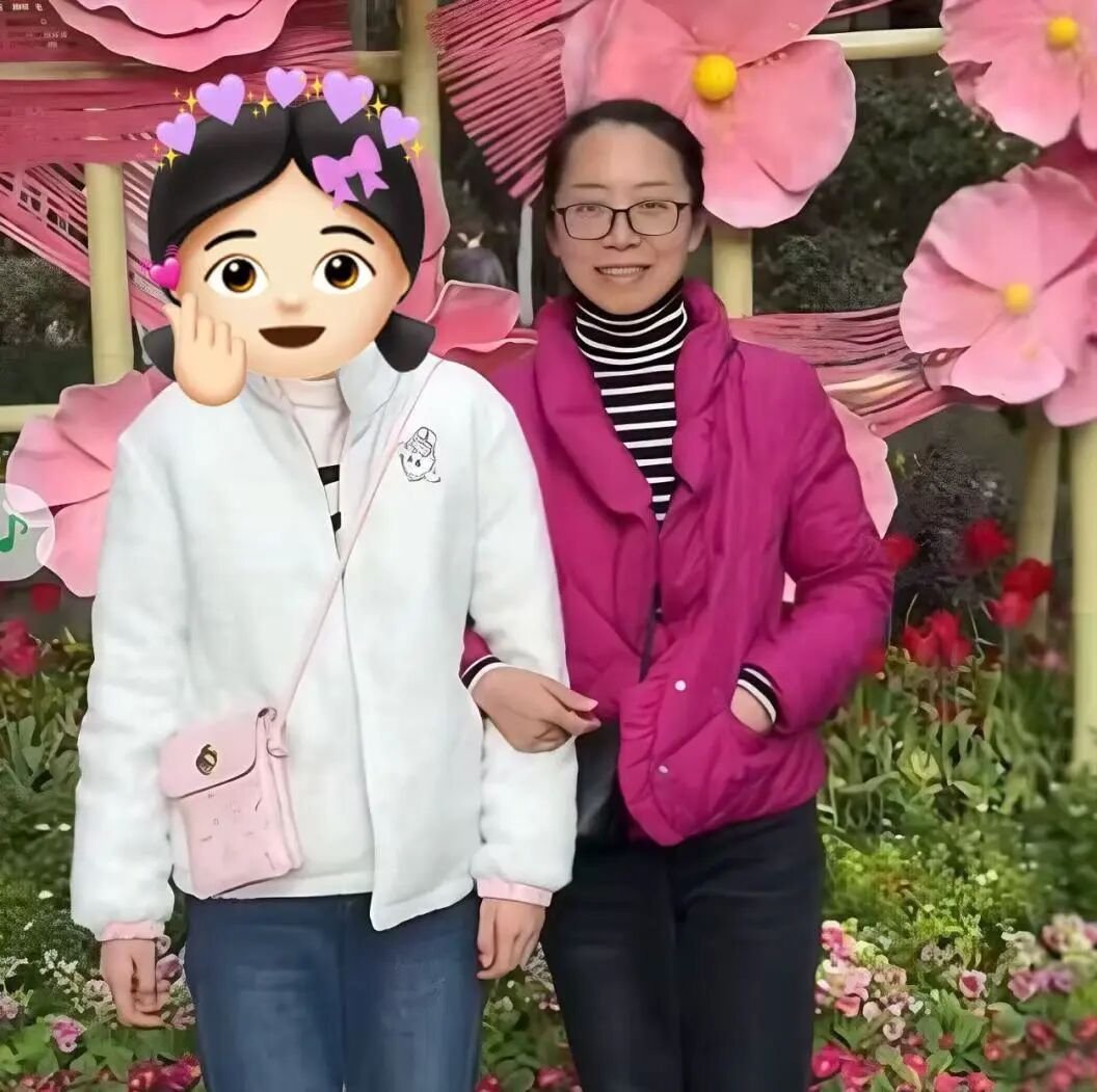 学员Lilian与女儿在花景前合影（经授权展示）