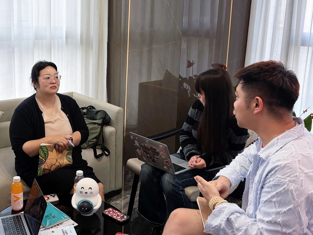 多次元办公室访谈场景，老师与学员面对面沟通学习方案