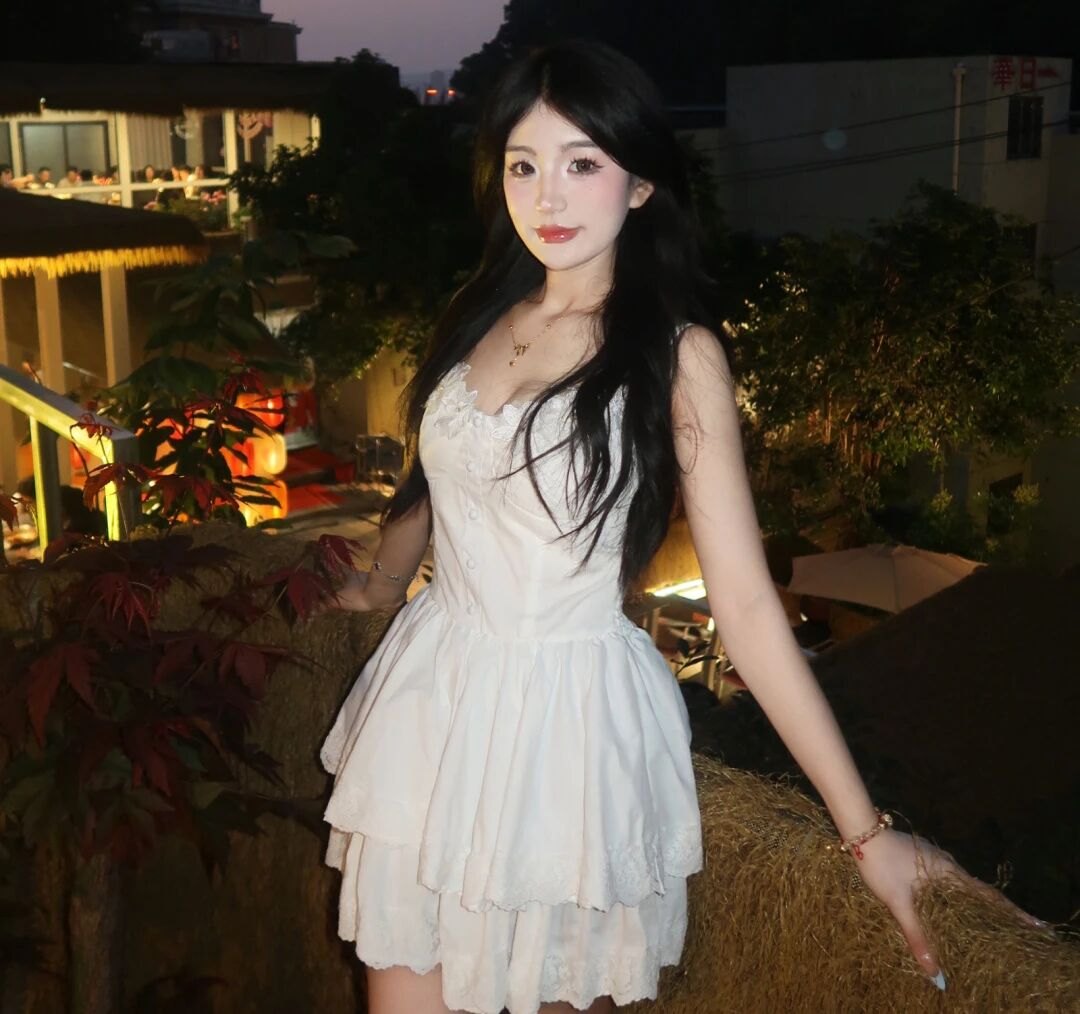 学员照片,女生身着白色裙(夜景,经授权展示)