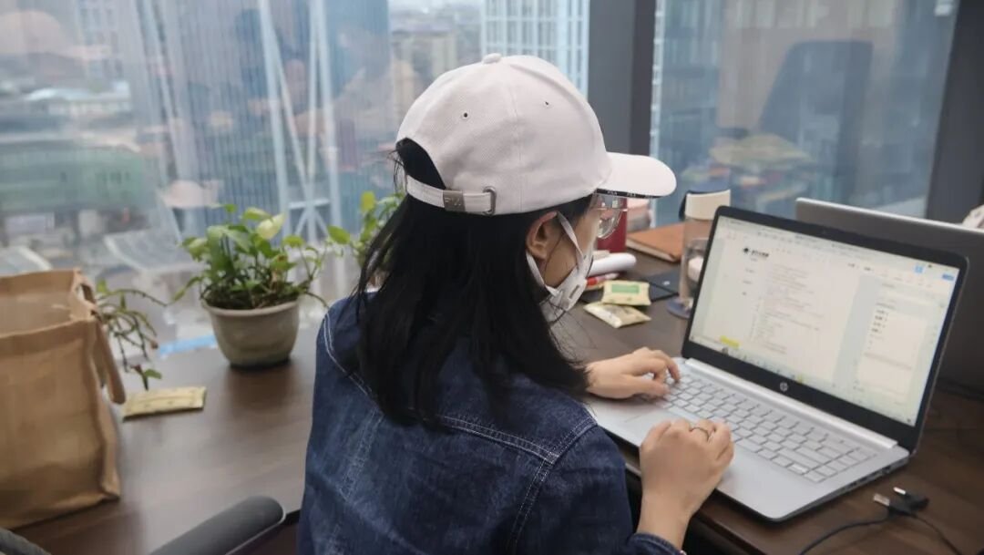 学员杨同学学习照,戴白色帽于电脑前在线上课